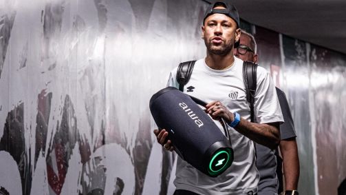 Neymar entrando no vestiário do Maracanã