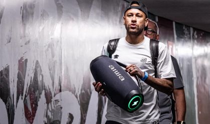 Neymar entrando no vestiário do Maracanã