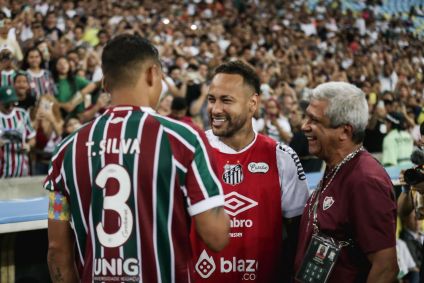 Thiago Silva e Neymar se cumprimentam em Fluminense x Santos no Maracanã