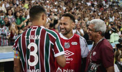 Thiago Silva e Neymar se cumprimentam em Fluminense x Santos no Maracanã