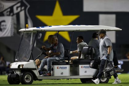 Neymar deixa Santos x Atlético-MG com nova lesão