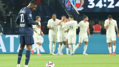 Jogadores do Nice comemoram gol sobre o PSG enquanto Dembélé olha para a bola