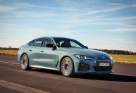 BMW i4 recebe atualizações visuais na linha 2025; conheça