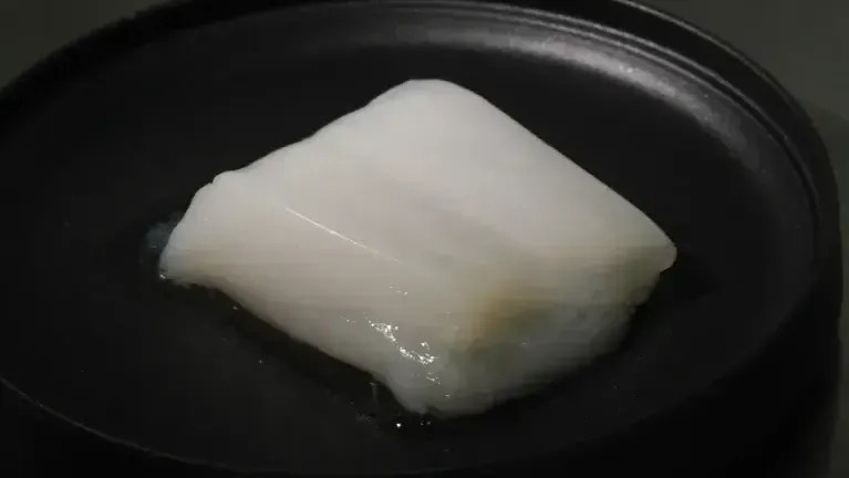 O frango de 11 gramas é feito em um bloco só, o que ajuda a imitar melhor a estrutura e a textura naturais da carne de animais