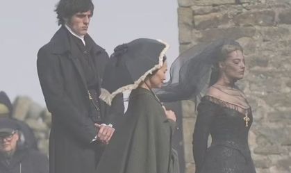 Vaza foto de Margot Robbie em cena de "O Morro dos Ventos Uivantes"