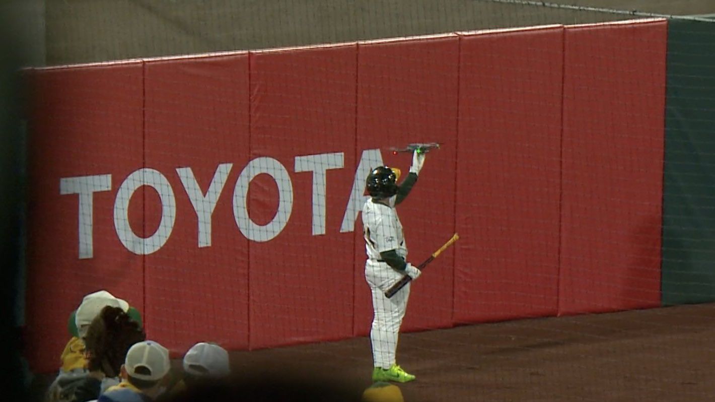 Drone sobrevoou o campo durante jogo entre o Oakland Athletics e o Chicago Cubs