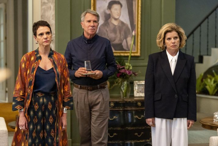 Odete Roitman (Debora Bloch) acusa Celina (Malu Galli) de ter mentido sobre o estado da filha Heleninha (Paolla Oliveira) • Fábio Rocha/Globo