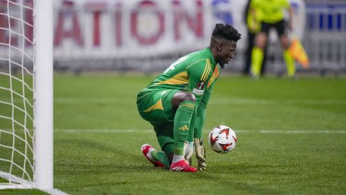 Onana falha em segurar a bola e dá rebote que gera o gol de empate do Lyon contra o Manchester United