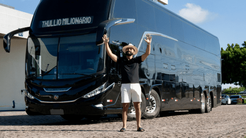 O ônibus escolhido por Thullio é do modelo Marcopolo G8 DD Paradiso 1.800, de 2025, que tem quatro metros de comprimento e dois de largura