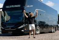 Cantor Thullio Milionário compra ônibus de R$ 2,7 milhões; veja detalhes