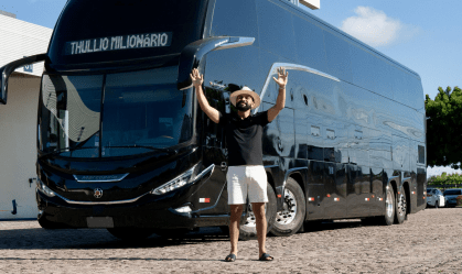 O ônibus escolhido por Thullio é do modelo Marcopolo G8 DD Paradiso 1.800, de 2025, que tem quatro metros de comprimento e dois de largura