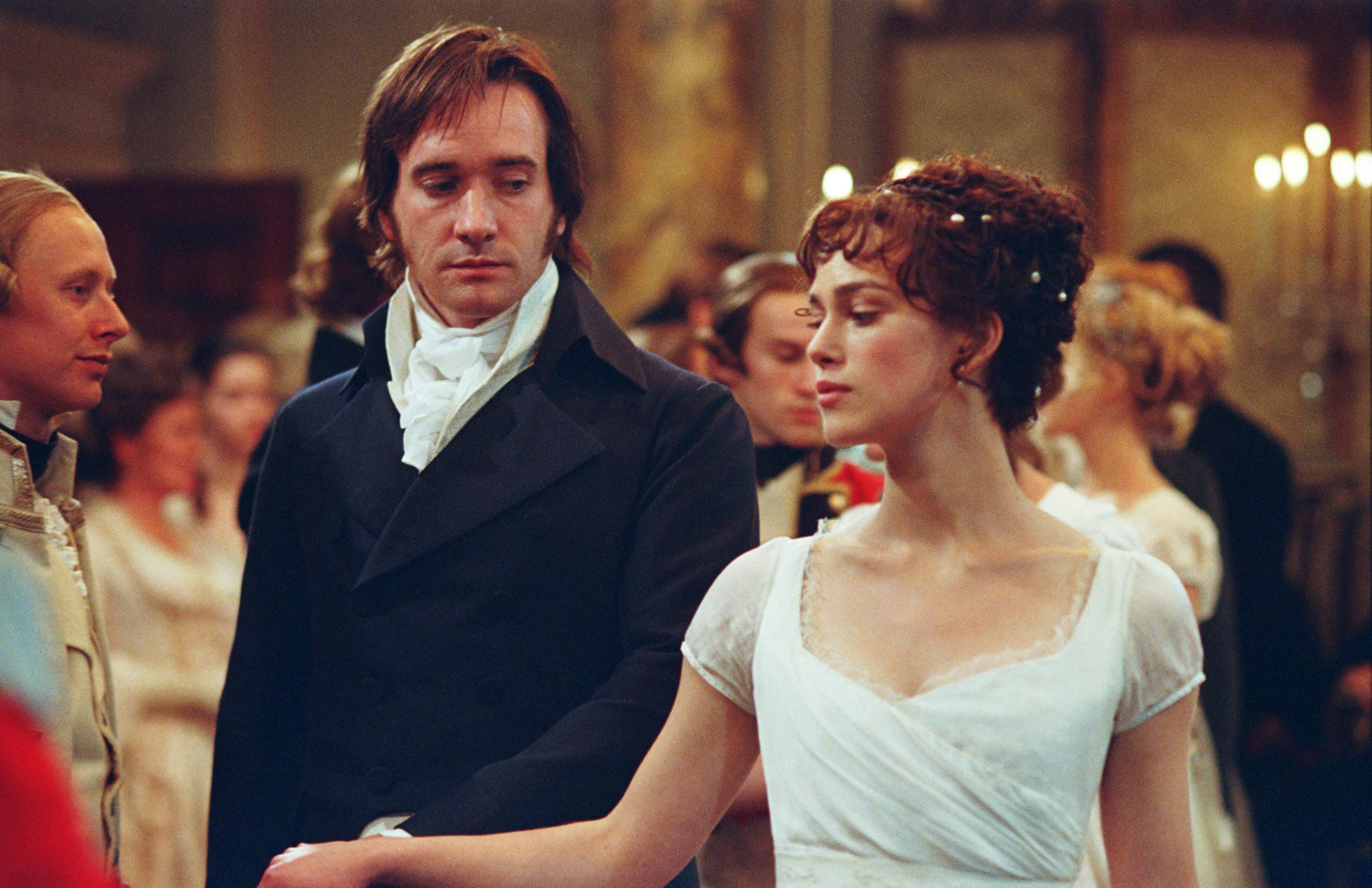 O Sr. Darcy e Elizabeth brincam enquanto dançam em um baile • Moviestore/Shutterstock via CNN Newsource