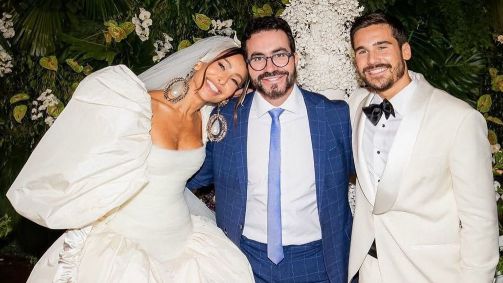 Nos registros selecionados por Sabrina, o padre aparece cantando durante a cerimônia, rezando e também dizendo uma mensagem para Prattes