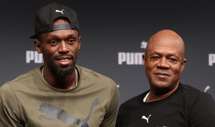 Usain Bolt ao lado de seu pai Wellesley