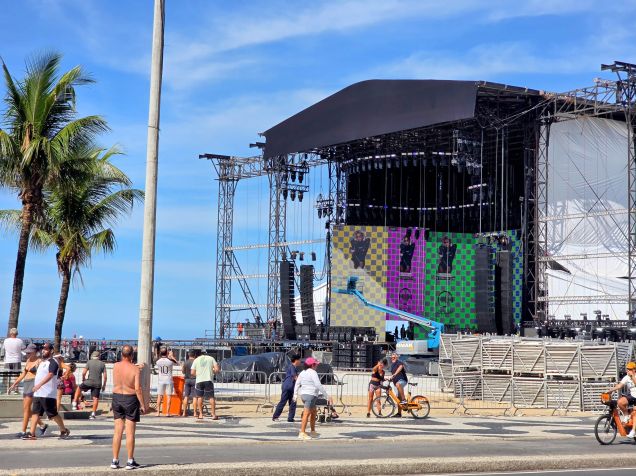 Palco de Lady Gaga já está sendo montado nas areias de Copacabana • Dan Delmiro/Agnews
