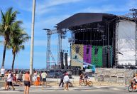 Montagem do palco de Lady Gaga chama atenção do público em Copacabana