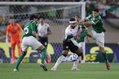 Martinez jogador do Palmeiras disputa lance com Memphis Depay jogador do Corinthians durante partida no estádio Arena Barueri pelo campeonato Brasileiro