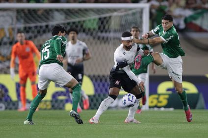 Martinez jogador do Palmeiras disputa lance com Memphis Depay jogador do Corinthians durante partida no estádio Arena Barueri pelo campeonato Brasileiro