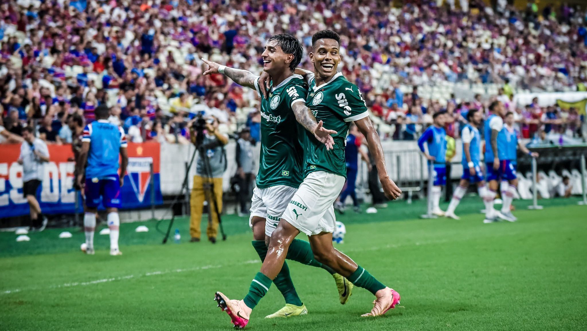 Facundo Torres e Estêvão comemoram gol do Palmeiras contra o Fortaleza