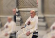 Papa Francisco faz aparição surpresa na Basílica de São Pedro no Vaticano
