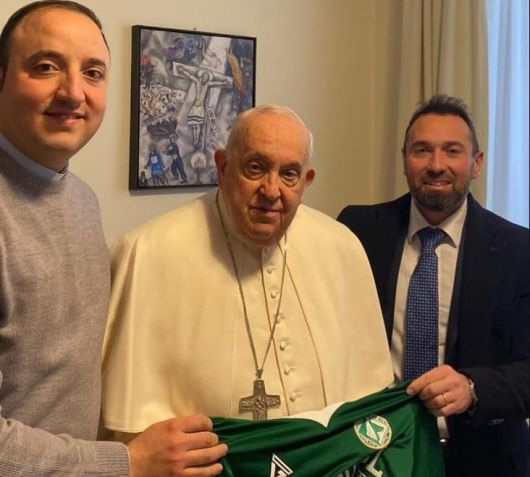 Papa Francisco chegou a ser presenteado com uma camisa do Avellino • Divulgação/Avellino