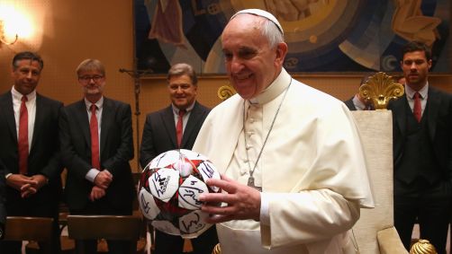 Papa Francisco com uma bola autografada por jogadores do Bayern de Munique, em 2014