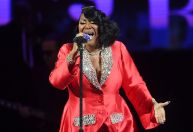 Patti LaBelle acusa Elton John de não devolver pote que pegou emprestado