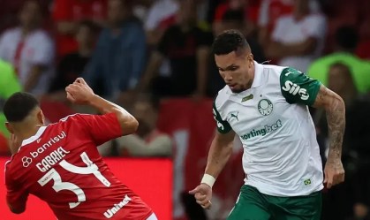 Paulinho jogou contra o Corinthians e Internacional em seus primeiros momentos com a camisa do Palmeiras