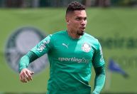 Paulinho estreia pelo Palmeiras e volta a jogar após quase cinco meses