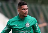 Paulinho vai a campo, e Veiga volta a treinar no Palmeiras após lesão