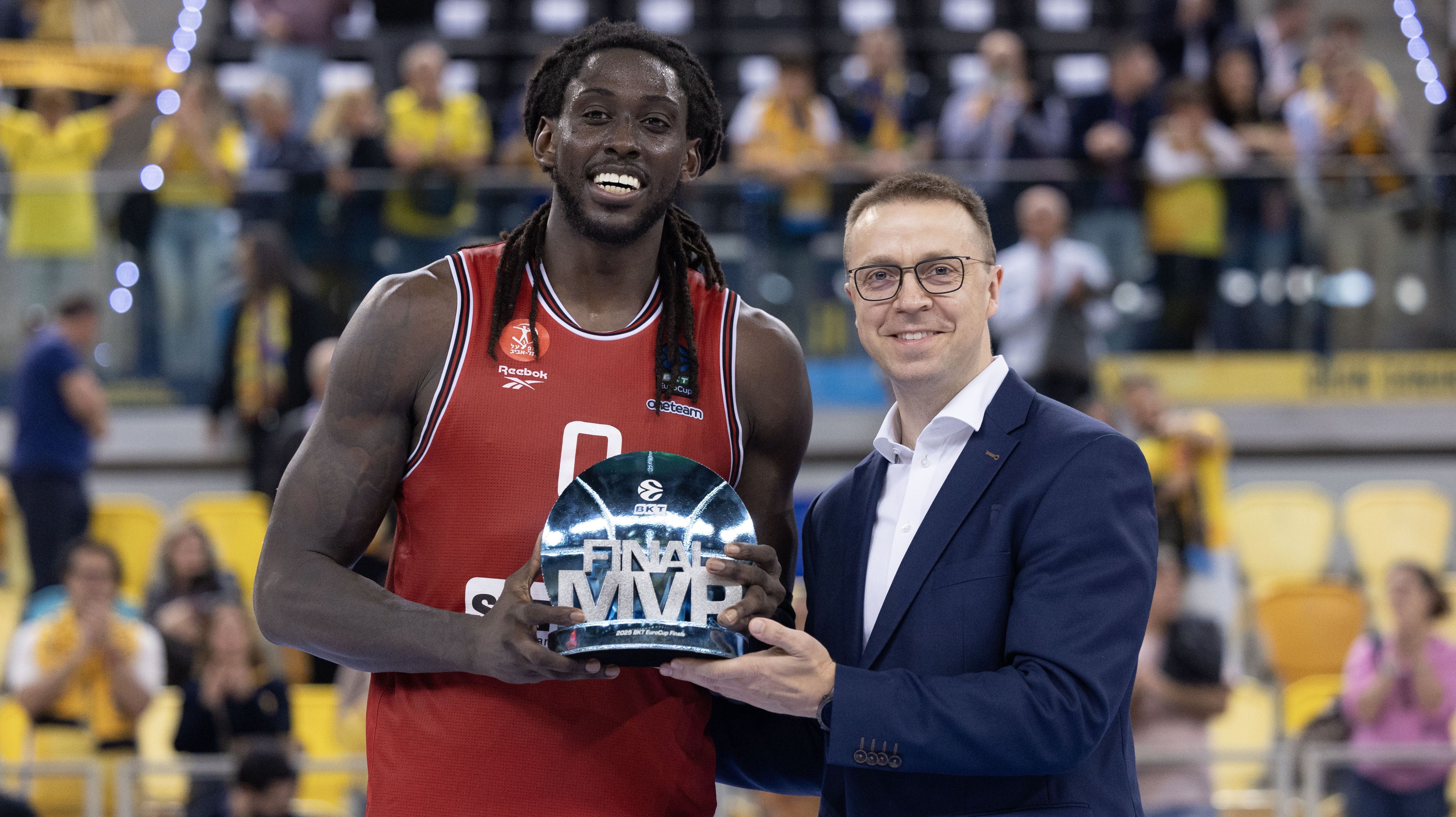 Paulius Motiejunas (dir.), CEO da Euroliga, entrega prêmio a Johnathan Motley, do Hapoel Shlomo Tel Aviv
