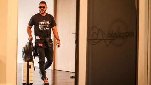 Payet em viagem do Vasco à Manaus em janeiro de 2025; O clube vai passar por uma maratona de jogos fora de casa em maio