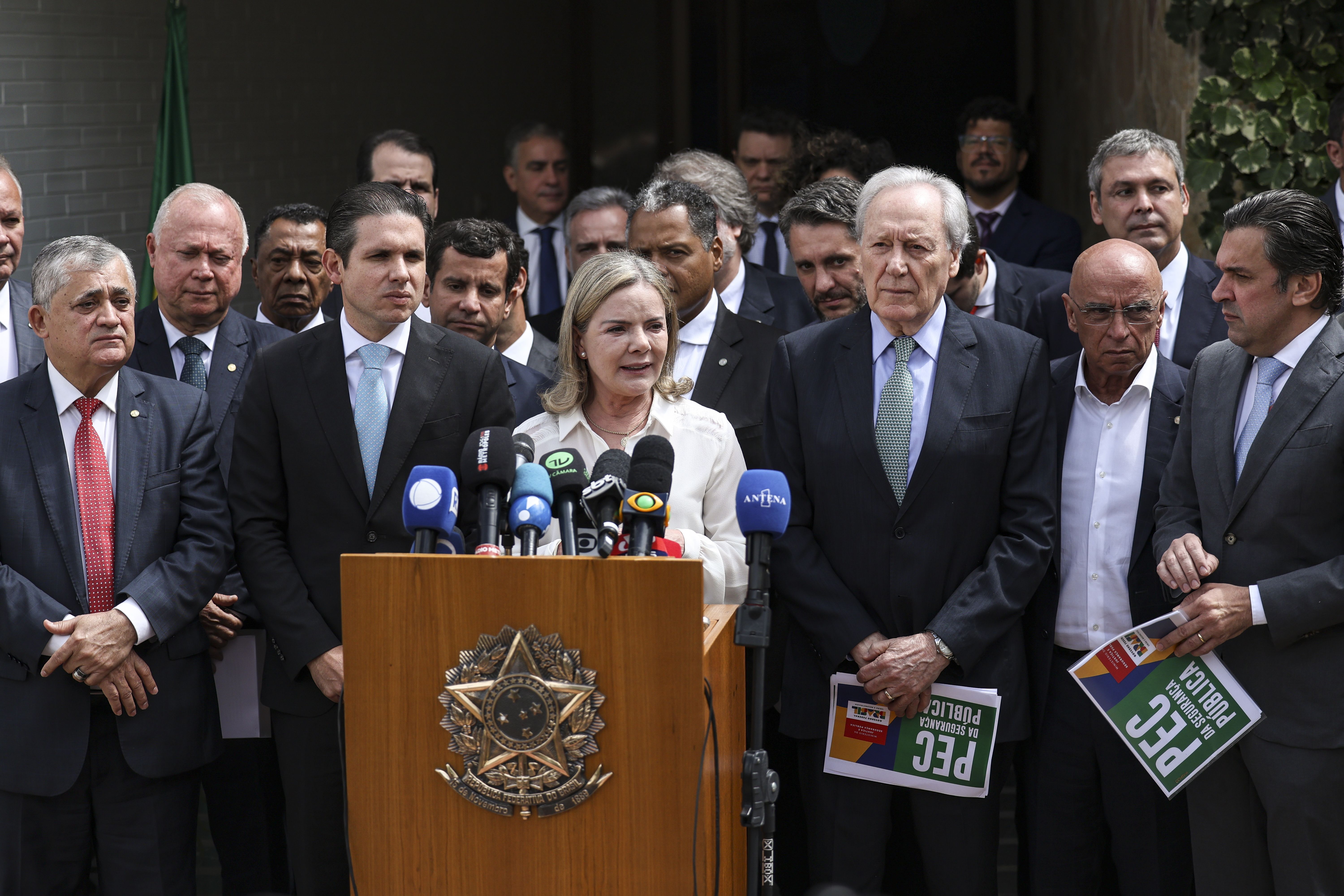 Brasília (DF), 08/04/2025 - O ministro da Justiça e Segurança Pública, Ricardo Lewandowski, e a ministra-chefe da Secretaria de Relações Institucionais, Gleisi Hoffmann, durante pronunciamento após apresentação da nova versão  da proposta de eme