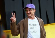 Entenda por que famosos estão usando blusa com a frase "proteja as bonecas"