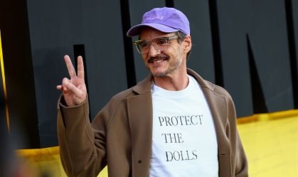 Entenda por que famosos estão usando blusa com a frase "proteja as bonecas"