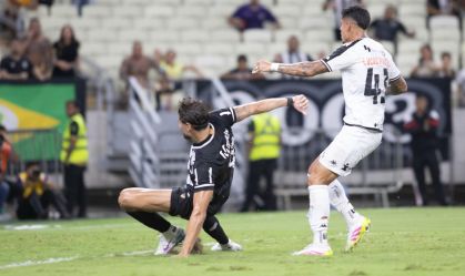 Pedro Raul finaliza para marcar gol do Ceará contra o Vasco