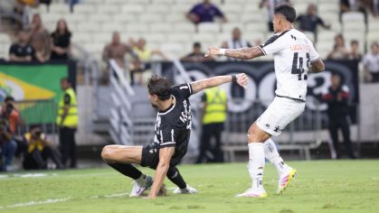 Pedro Raul finaliza para marcar gol do Ceará contra o Vasco