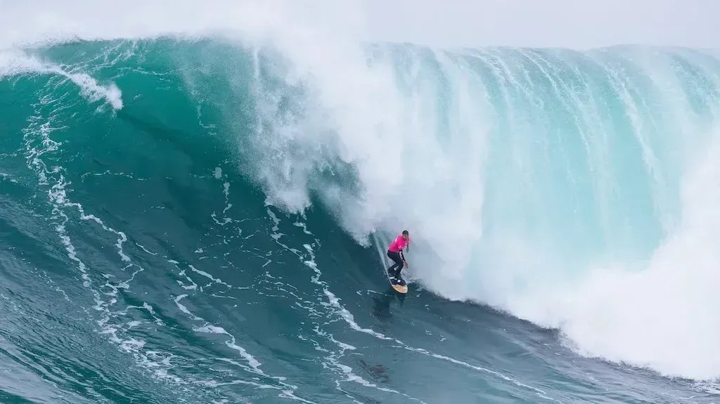 Pedro Scooby vence troféu de maior onda masculina na 7º edição dos Gigantes de Nazaré