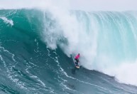 Pedro Scooby vence Gigantes de Nazaré após surfar onda de 18 metros