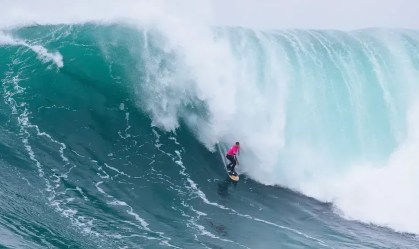 Pedro Scooby vence Gigantes de Nazaré após surfar onda de 18 metros