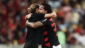 Pedro comemora seu gol contra o Juventude com Filipe Luís