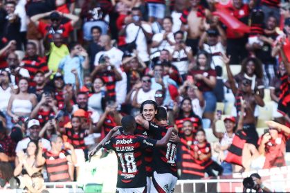 Pedro comemora um de seus gols em Flamengo x Corinthians