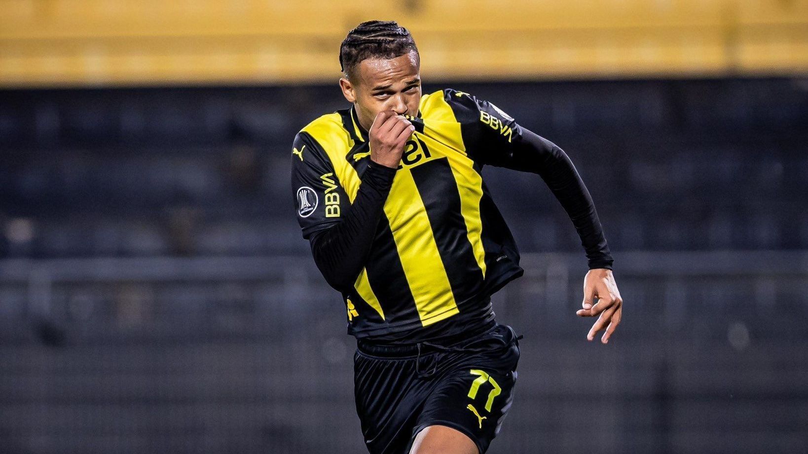 Alexander Machado comemora gol pelo Peñarol na Libertadores