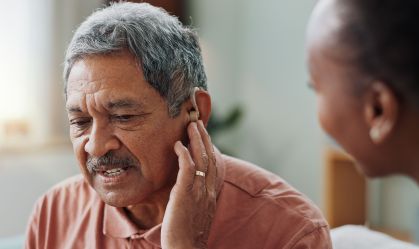 Perda auditiva na meia-idade pode acelerar o declínio cognitivo