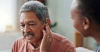 Perda auditiva na meia-idade pode acelerar o declínio cognitivo