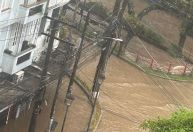 Centro histórico de Petrópolis alaga e sirenes são acionadas