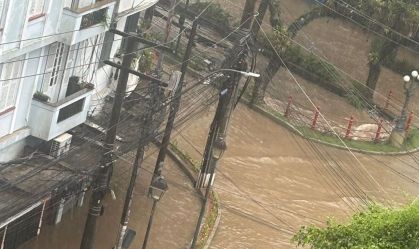 Centro histórico de Petrópolis alaga e sirenes são acionadas