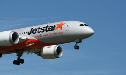 Voo retorna para Bali após passageiro tentar abrir porta do avião no ar