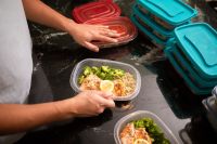 Plásticos comuns estão associados a 10% das mortes cardíacas, diz estudo