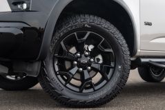 Os pneus All Terrain aro 18 contam com banda de rodagem para maior aderência